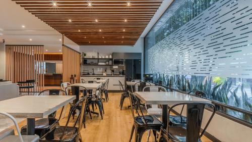 Uniko Living Roma – Mexico City, CT