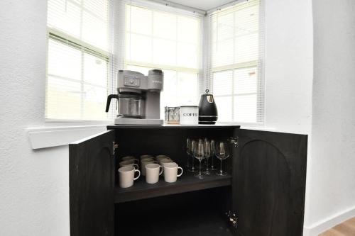 Spacious 4Br - Ksizebed pet Friendly with game room and patio - image 13