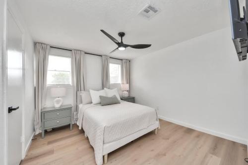 Spacious 4Br - Ksizebed pet Friendly with game room and patio - image 8