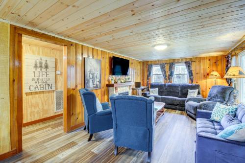 Furnished Deck Rustic Cabin in Cosby! in Cosby, USA