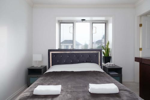 Private Room with Washroom in Central Location – khách sạn tại Oakridge