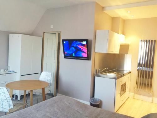 Avis Hotel - image 13