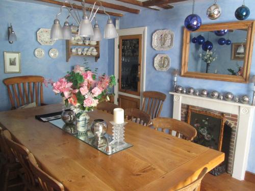 ห้องอาหาร, Clayton Wickham Farmhouse in คราวเล