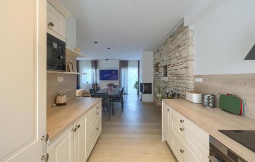 virtuve, Amazing Home In Marcana in Manjadvorci