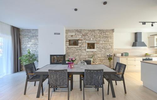 virtuve, Amazing Home In Marcana in Manjadvorci