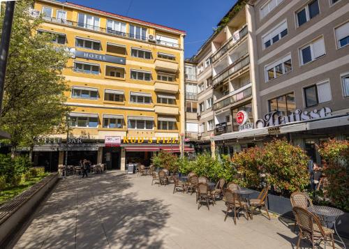 Blue & Bright Apartment in the Main Square – khách sạn tại Qendra