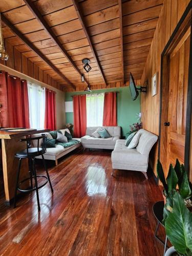 Cedrela & Pine, romantic forest getaway in Los Tornos