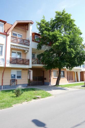 Zoli Apartmanok-Maya Kölcsey 34-36 - image 2
