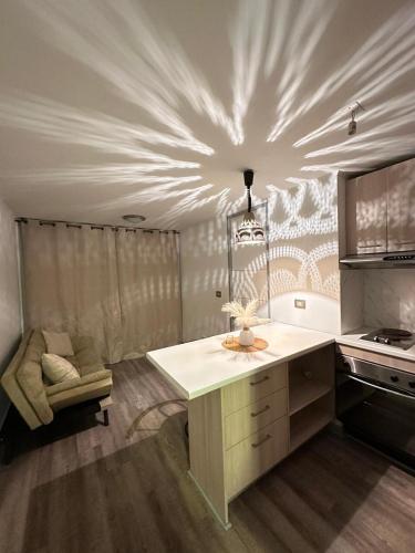 Apartamento en Santiago Central, con opción de solicitar almuerzos diarios y por mas de 28 días, tienes tu botella de vino Chileno GRATIS