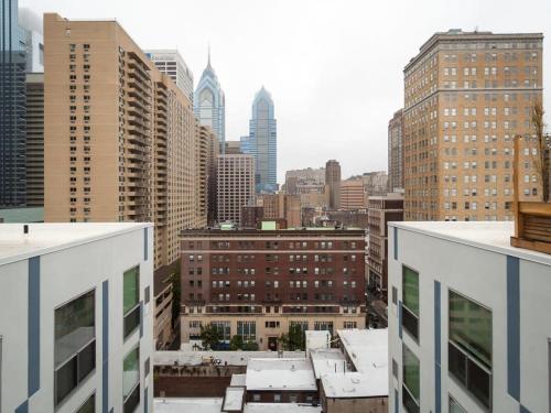 Fully Furnished 2 Bedroom 1 Bathroom Apartment near Rittenhouse apts - image 2