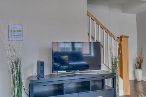 Waterfront Baltimore 2BR Furnished Apartment apts in Baltimore, USA