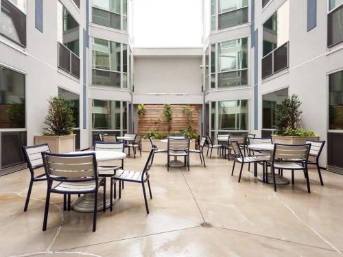 2 Bedroom 2 Bathroom Furnished Apartment Near Rittenhouse apts - image 2