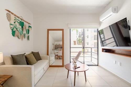 Resort Vibes King bed pool balcony 10 min to Beach