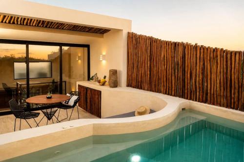 Beautiful Penthouse with Private Rooftop Pool - image 4