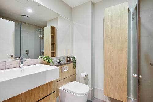 Shower, Elegant 2BR CBD Apartment with Balcony, Pool, Gym, Sauna & Fast WiFi near Queen Victoria Market in Other
