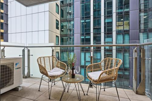 View, Elegant 2BR CBD Apartment with Balcony, Pool, Gym, Sauna & Fast WiFi near Queen Victoria Market in Other