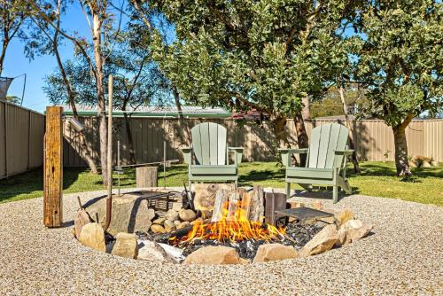 Poppy's - Fire Pit - 4 Mins Walk to Beach – khách sạn tại Callala Beach