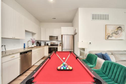 Luxury 2BR King Beds Pool Table & Arcade Hospital – khách sạn tại Tây Houston