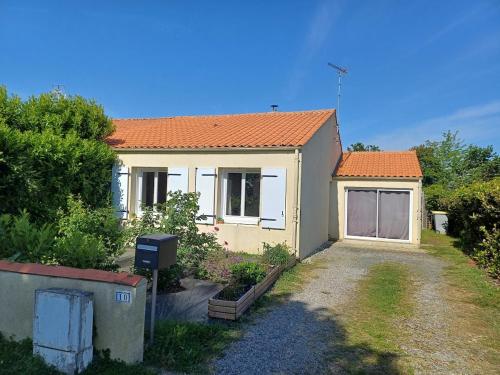 House with enclosed garden without neighbors and jacuzzi in La Chapelle-Thémer