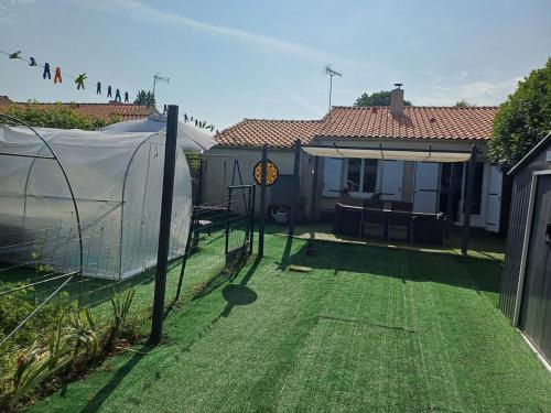 House with enclosed garden without neighbors and jacuzzi in La Chapelle-Thémer