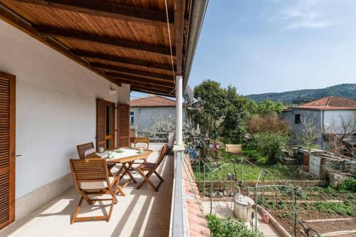  Apartments LIMA Lazaneo in Jelsa