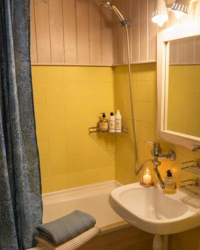 Zuhanyzó, Vabaduse Apartment - külaliskorter Kärdlas (Vabaduse Apartment - kulaliskorter Kardlas) in Kärdla