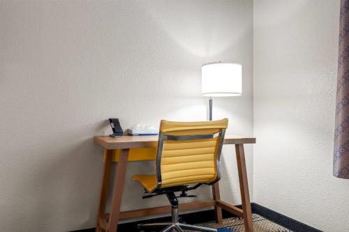 Days Inn by Wyndham Troy - image 39