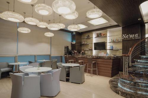 Restaurant, Ramada by Wyndham Manila Central in Binondo