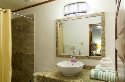 86810711 Parrot Cove Lodge