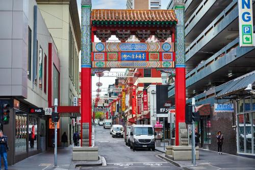 Elegant 2BR CBD Apartment with Balcony, Pool, Gym, Sauna & Fast WiFi near Queen Victoria Market in Other