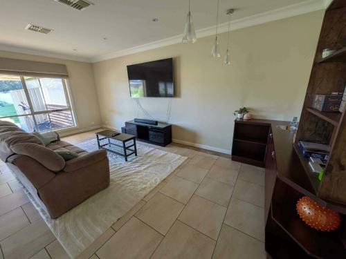 ห้องส่วนกลางสำหรับนั่งเล่น/ดูทีวี, The Hillwood Manor - Huge 5BR House Minutes to Jervis Bay & Huskisson in โอลด์เอโรวัลเบย์