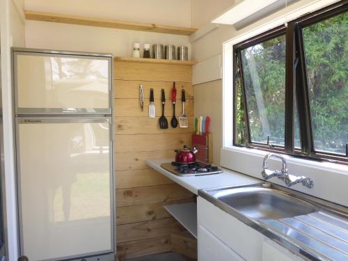 keuken, Tui Ridge Eco Cabins in Aongatete