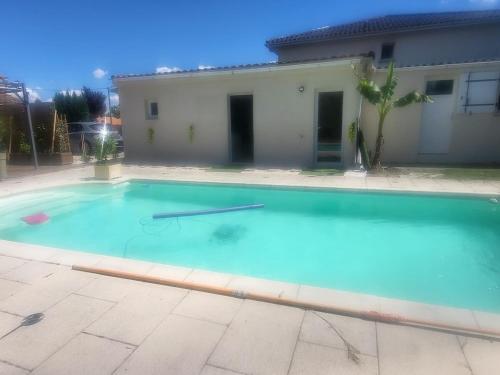 La Dolce Vita studio avec piscine — other in 26 Rue du Moulin À Vent, Eysines France, 33320