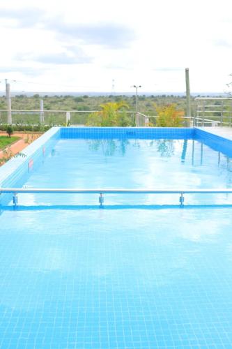 tuin, Sky safari suite, Nairobi near Airport,SGR, with pool and National Park Views in Nairobi