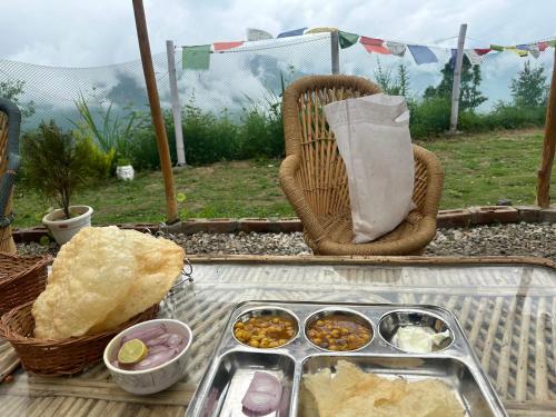 Toit ja joogid, Sari Highlands chopta Offbeat campsite in Duggal Bittha