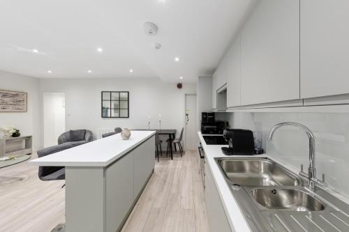 Chic Apartment by Hyde Park 5