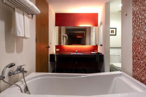 room detail thumbnail 2