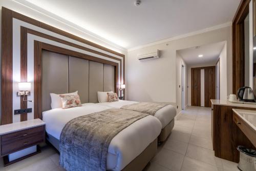 2 twin beds, 1 sofa bed
