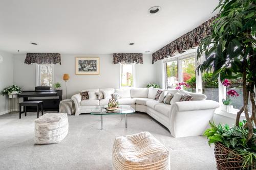 Spacious 6BR Randolph Retreat - Pet-Friendly & Near I-93 & Route 24 Access 35