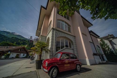 GRAND your home with common kitchens with self check-in, Engelberg