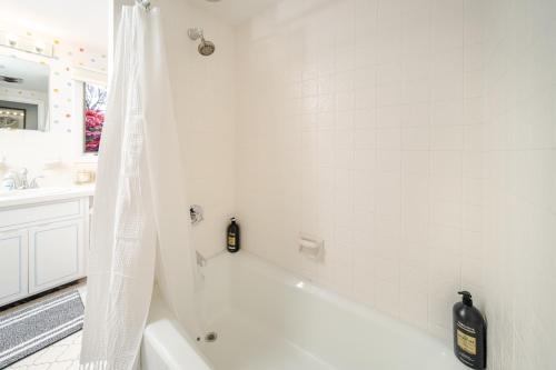 Létesítmények, Spacious 6BR Summer Retreat - Sunny Outdoor Space - Family-Friendly 35 in Randolph