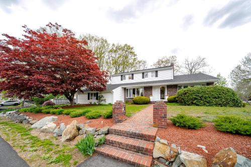 Bejárat, Spacious 6BR Summer Retreat - Sunny Outdoor Space - Family-Friendly 35 in Randolph