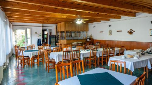 Restorāns, Kiraly Panzio és Etterem in Tolksva