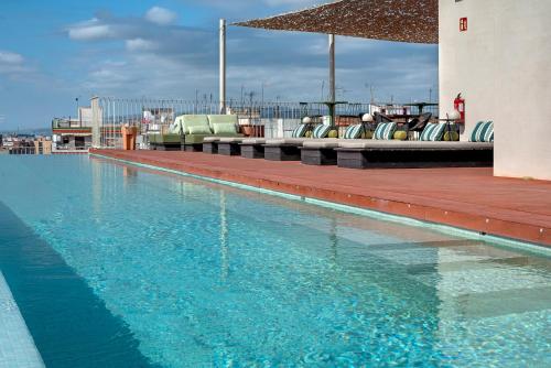 โฮเทล โอรานจิน (Hotel Orangine) in ออสปิตาเล็ต เดอ โลเบรอกัต