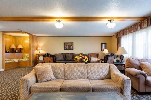 Fireside Inn and Suites - image 21