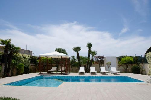 Villa with Private Pool & Garden 10 min walk to the Beach