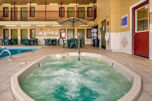 Fireside Inn and Suites - image 34