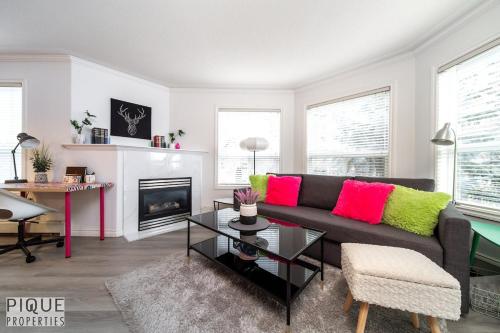 The Neon Palace - King Bed - Fireplace - Netflix - UGPark – khách sạn tại Edmonton
