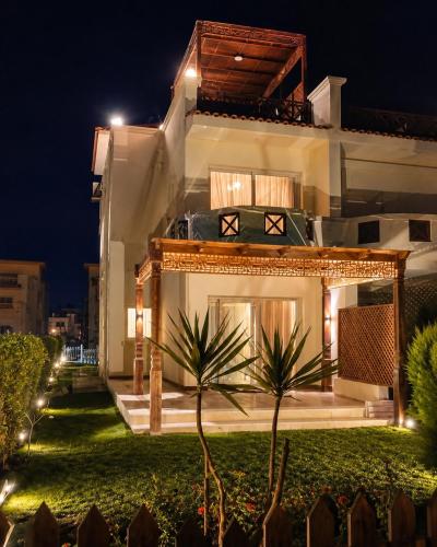 Luxury Seaside Villa Direct Pool Access, Private Garden & Rooftop Stella Heights Sidi Abdelrahman في - El Alamein