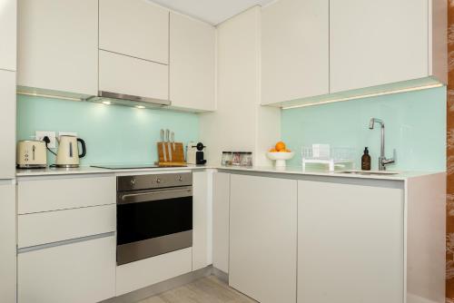 Designer Apartment Balcony and Great Location - image 9